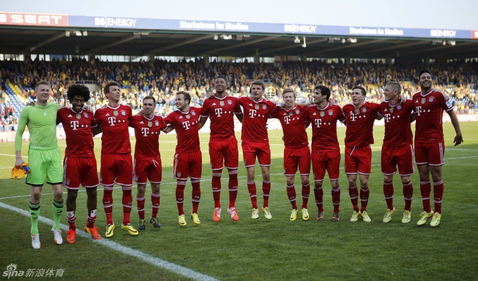 出席白宫晚宴后，C罗与美国防务部长合影