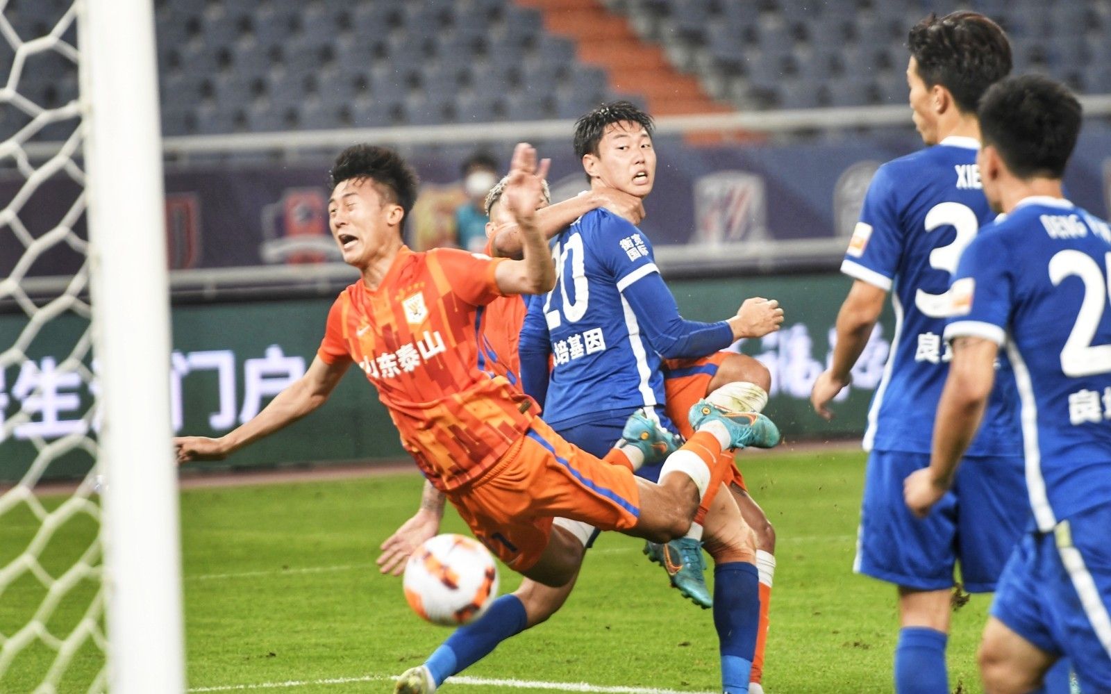 世体：德罗刚进一线队时不适应，巴萨教练组安排了强化训练（世体：德罗升入一线队初期适应不佳，巴萨教练组安排专项强化训练）