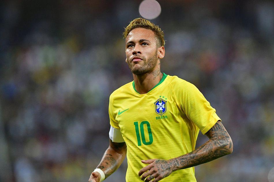 中场核心破门后致敬球迷，感人一幕