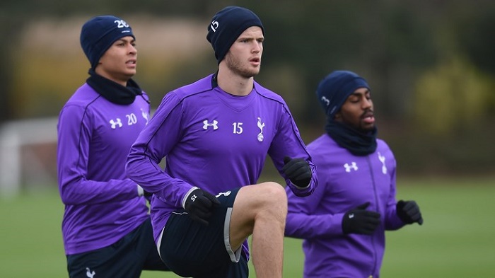 成绩斐然，加斯佩里尼被罗马球迷描绘成魔法师形象画在墙上（战绩辉煌，加斯佩里尼被罗马球迷以魔法师形象涂鸦上墙）