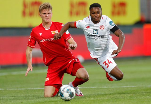 广州小学生观战轮椅篮球赛为运动员加油