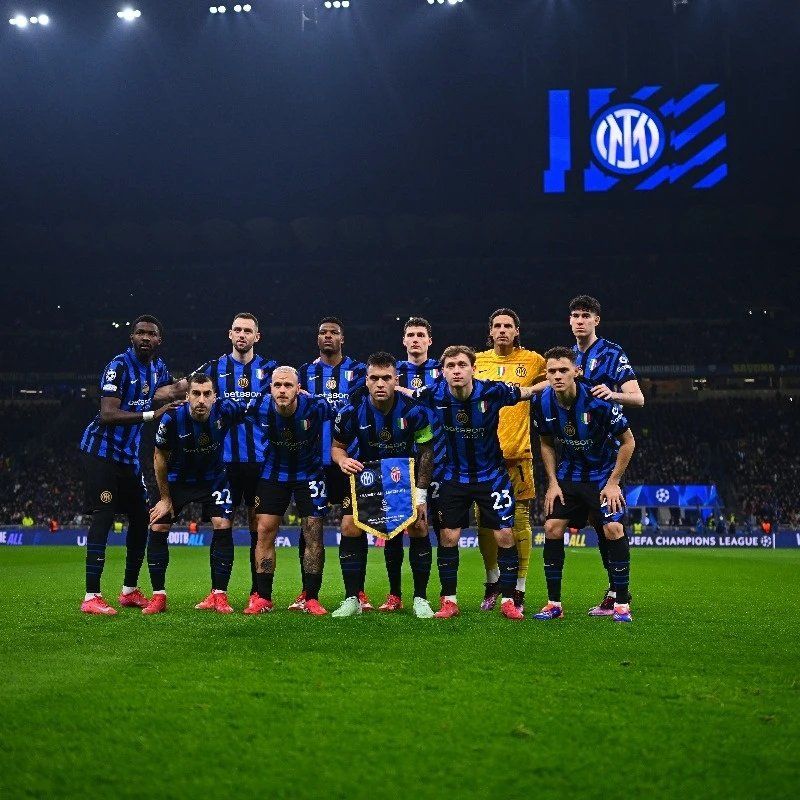 意大利队防守依旧稳固（意大利后防依然稳健）