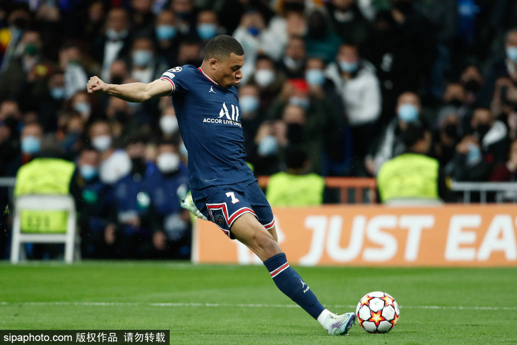 英超-阿斯顿维拉2-1力克曼联，罗杰斯双响库尼亚破门难救主（英超：阿斯顿维拉2-1曼联，罗杰斯梅开二度，库尼亚进球难救主）