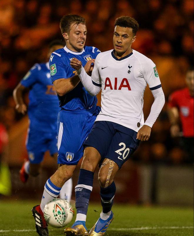 汪涵陪儿子马术比赛展现轻松生活面，体现家庭关怀与育儿智慧，引发网友热议。