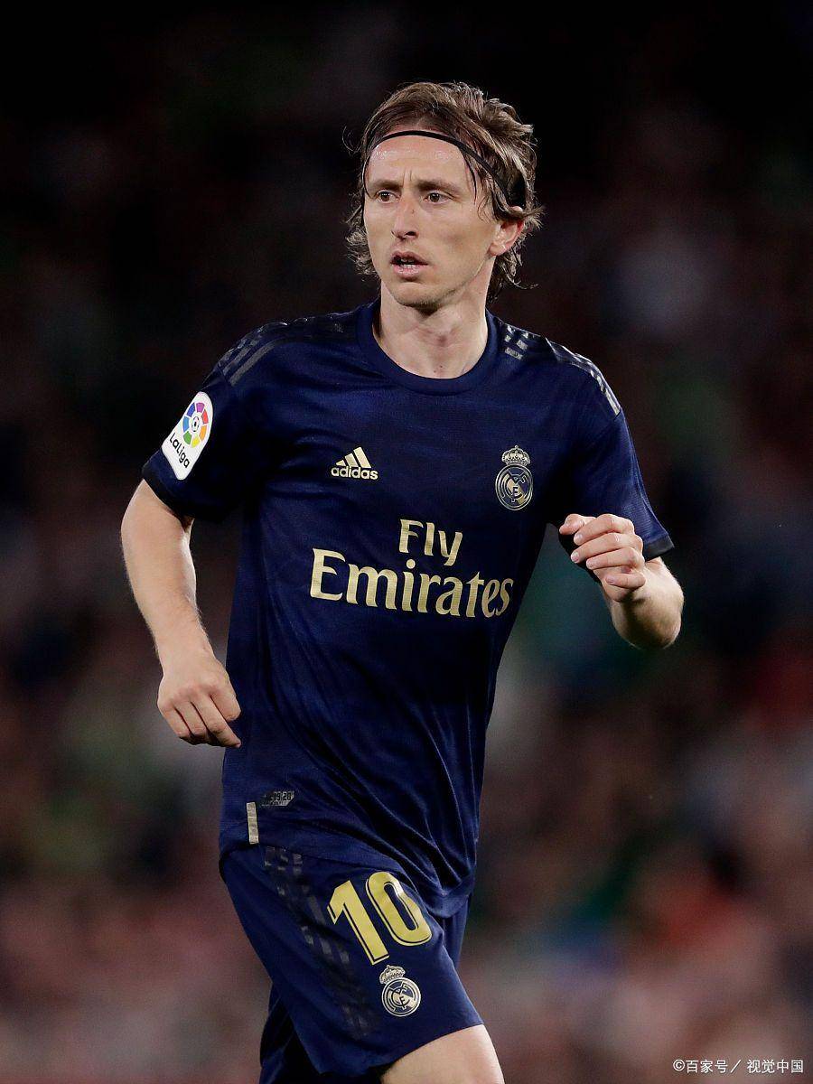 凯恩闪电帽子戏法，拜仁5-0横扫斯图加特，重回巅峰！